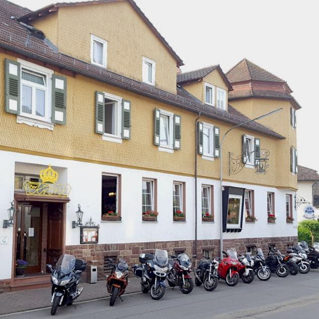 Eine Reihe Motorräder vor dem Gasthof zur Krone Gebäude
